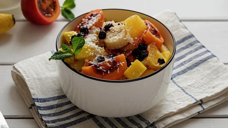 Salada de frutas com 6 receitas criativas e refrescantes para o verão