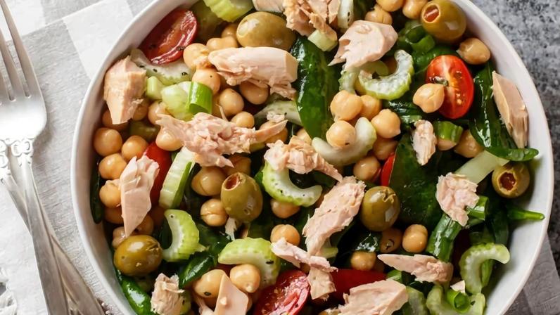 Salada de grão-de-bico com atum (Imagem: Sergii Koval | Shutterstock)