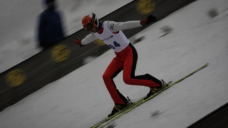 No salto de esqui, o atleta usa o corpo e os esquis como “asas” para gerar sustentação e planar sobre a colina. (Foto: COI)