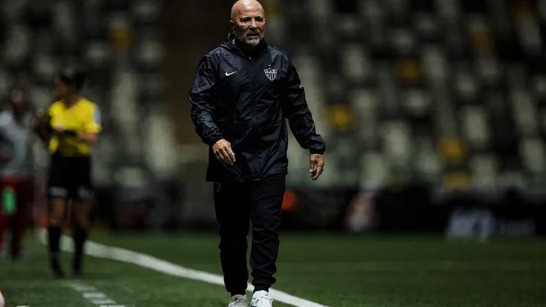 Sampaoli a beira do campo em Atlético x Tombense (Foto: Pedro Souza / Atlético)