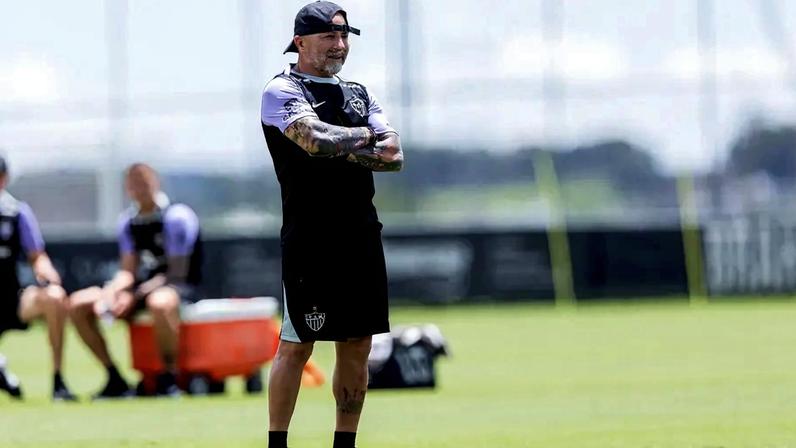 Jorge Sampaoli em treinamento na Cidade do Galo (Foto: Pedro Souza / Atlético)