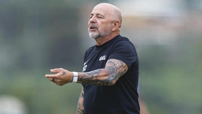 Sampaoli em treinamento para a partida contra o Palmeiras (Foto: Pedro Souza / Atlético)