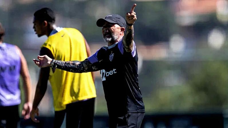 Sampaoli na cidade do galo durante treinamento (Foto: Pedro Souza / Atlético)
