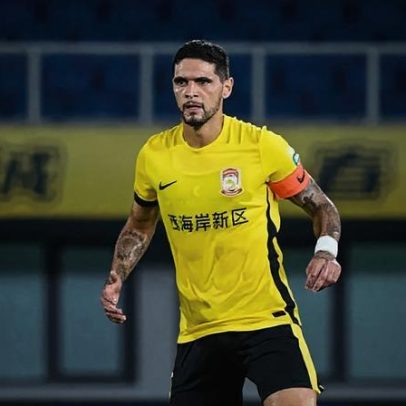 Vitória encaminha contratação do zagueiro Riccieli, com interesse do Santos