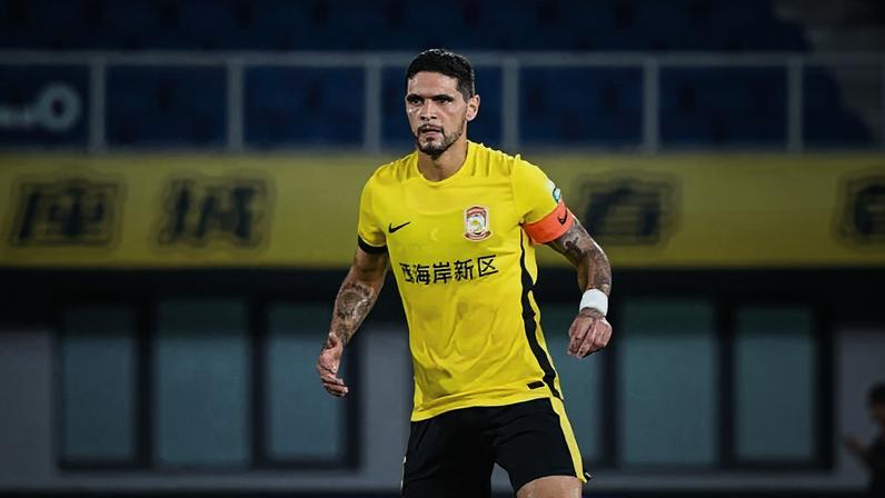 Riccieli em ação no futebol chinês (Foto: redes sociais)