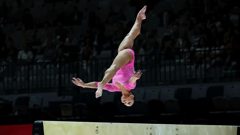Flávia Saraiva durante a final da trave no Mundial de Ginástica (Foto: Melogym/ CBG)