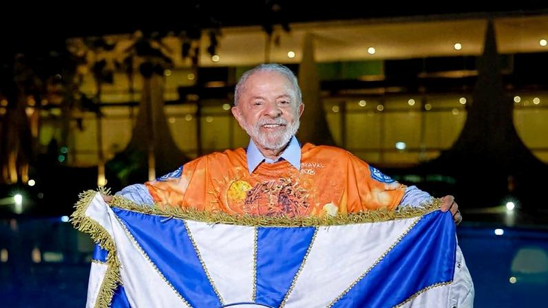 O presidente Lula com o estandarte da escola Acadêmicos de NIteroi. (Foto: Ricardo Stuckert / Presidência da República)