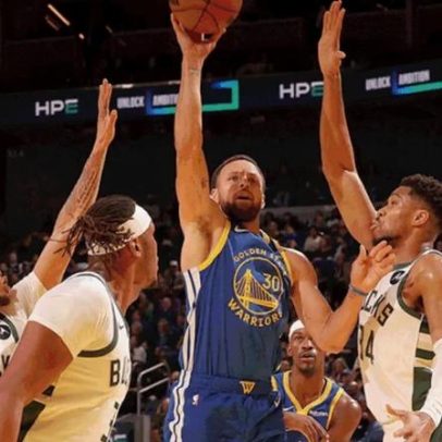 Curry brilha e Warriors vencem Bucks