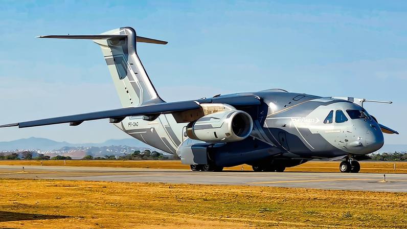 Ativos brasileiros. O primeiro submarino movido a propulsão nuclear sairá do estaleiro apenas em 2034. O cargueiro KC-390 Millennium, desenvolvido pela Embraer, é um sucesso mundial de vendas, mas trata-se de uma exceção no setor – Imagem: Marinha do Brasil e Embraer