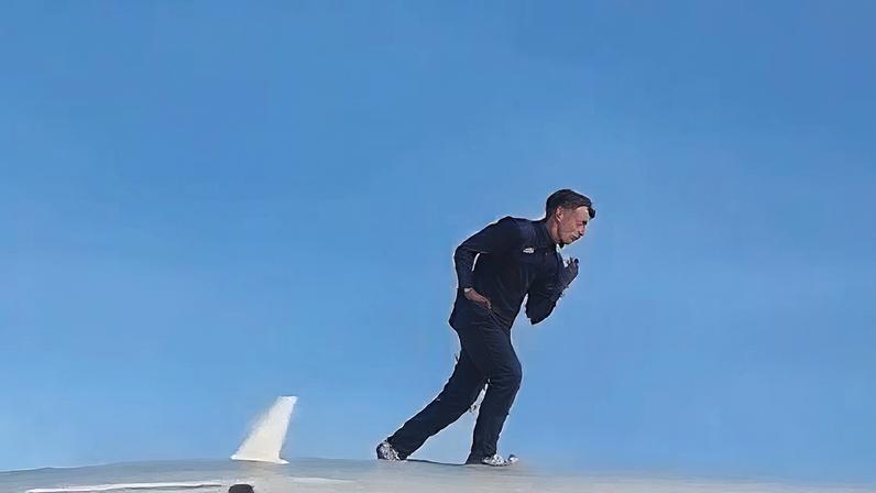 Invasor escala aeronave comercial em Valência