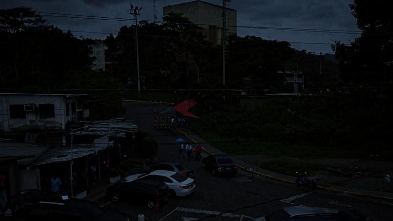 Family members of detainees shelter from the rain outside the El Rodeo jail, after National Assembly President Jorge Rodriguez announced that a number of foreign and Venezuelan prisoners will be released, in El Rodeo, Miranda state, Venezuela January 10, 2026. REUTERS/Gaby Oraa