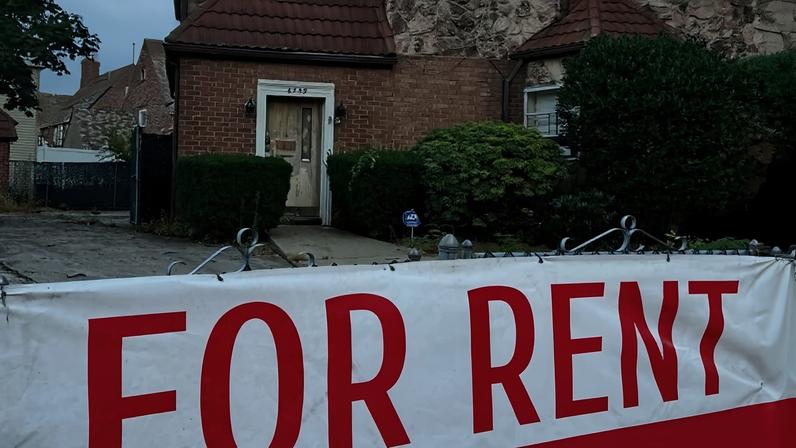 Faixa de "Casa para Alugar" em frente a uma grande casa em Forest Hills, Queens, Nova York