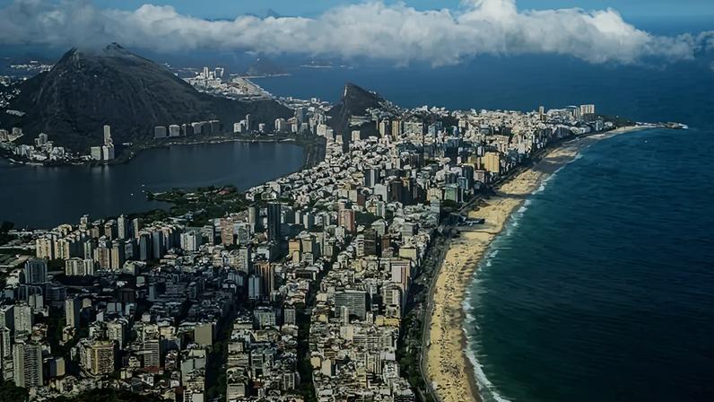 Vista aérea da Praia do Arpoador, no Leblon, região com o metro quadrado mais caro do Brasil, segundo o FipeZap