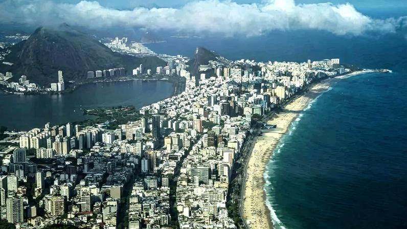 Vista aérea da Praia do Arpoador, no Leblon, região com o metro quadrado mais caro do Brasil, segundo o FipeZap