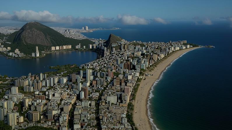 Vista aérea da Praia do Arpoador, no Leblon, região com o metro quadrado mais caro do Brasil, segundo o FipeZap