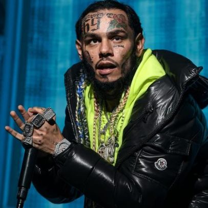 Tekashi 6ix9ine se entrega por sentença de 3 meses durante live de Adin Ross