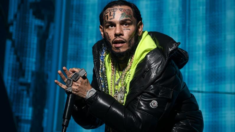 Tekashi 6ix9ine se entrega por sentença de 3 meses durante live de Adin Ross