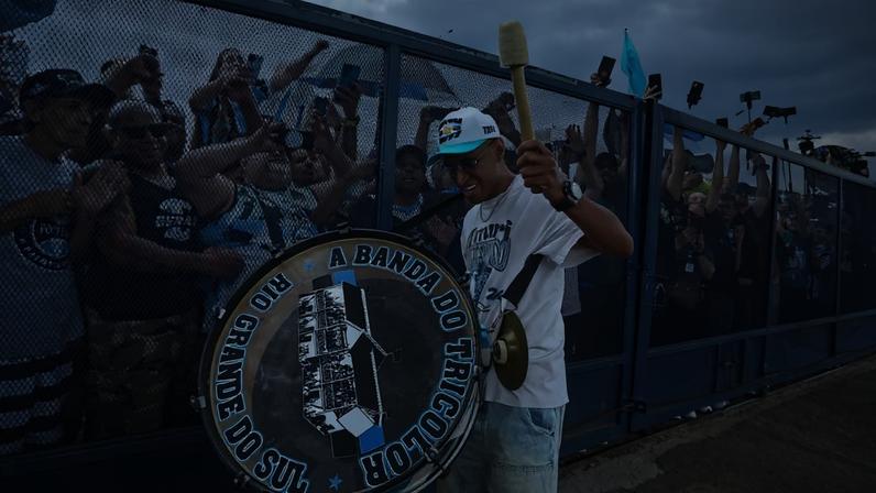 Tetê é recepcionado pelo torcida do Grêmio. Foto: Lucas Uebel/Grêmio