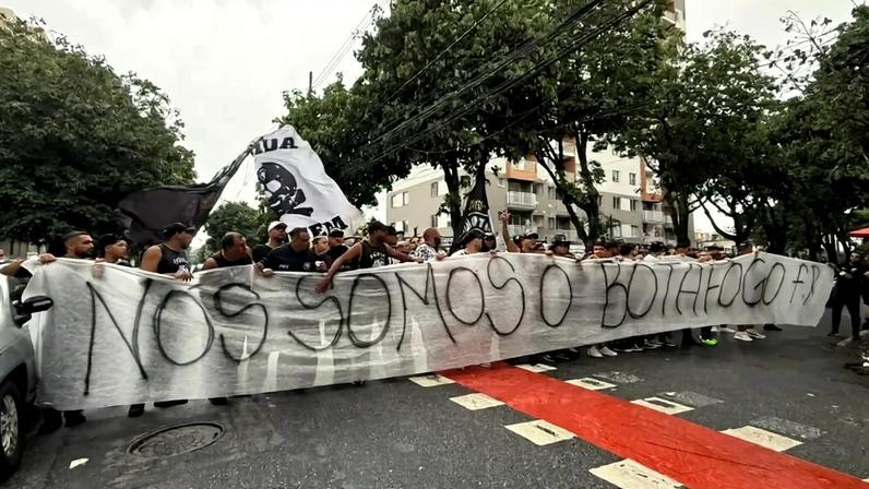 Torcedores do Botafogo protestam contra John Textor (Foto: Leonardo Bessa/ Lance!)
