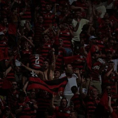 Torcedores do Flamengo celebram a chegada de novo reforço