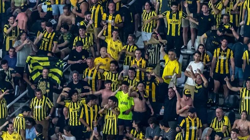 Torcida do Peñarol no estádio Nilton Santos, no Rio de Janeiro (Foto: Maga Jr/Agência F8/Gazeta Press)