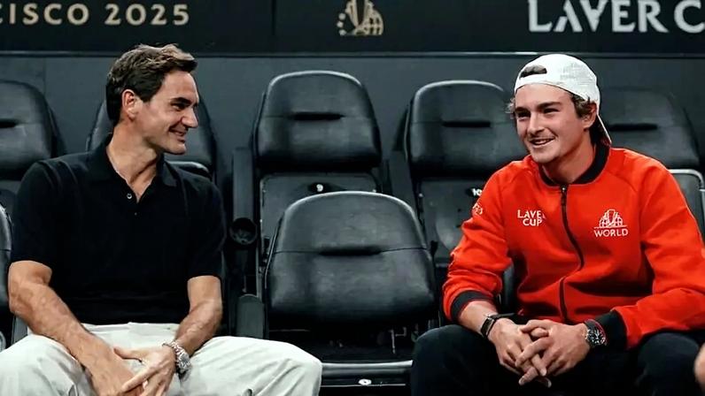 João Fonseca no encontro com Federer na Laver Cup (Divulgação)