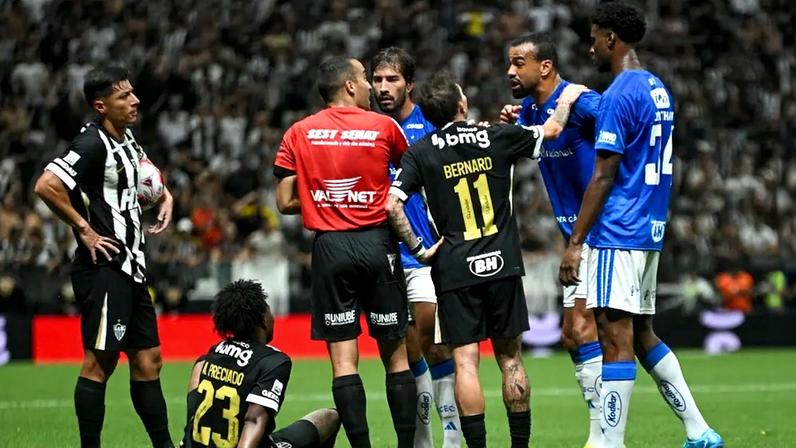 Tumulto entre jogadores em Atlético e Cruzeiro (Foto: Paulo Ti / GazetaPress)