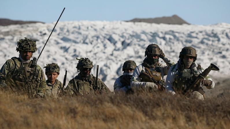 Danish troops practice looking for potential threats during a military drill as Danish, Swedish and Norwegian home guard units together with Danish, German and French troops take part in joint military drills in Kangerlussuaq, Greenland, September 17, 2025. REUTERS/Guglielmo Mangiapane/File Photo