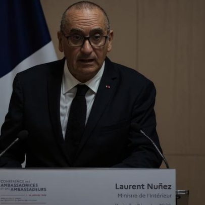 França impede entrada de 10 ativistas britânicos de extrema direita