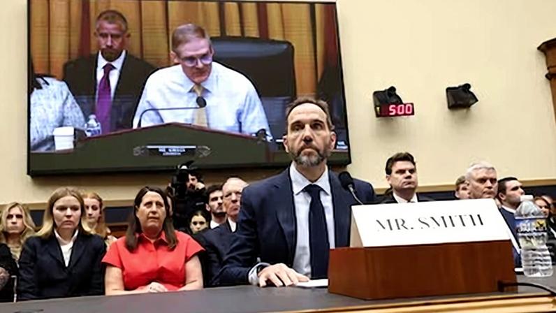 Jack Smith escucha al congresista de Ohio Jim Jordan, este jueves en el Capitolio.