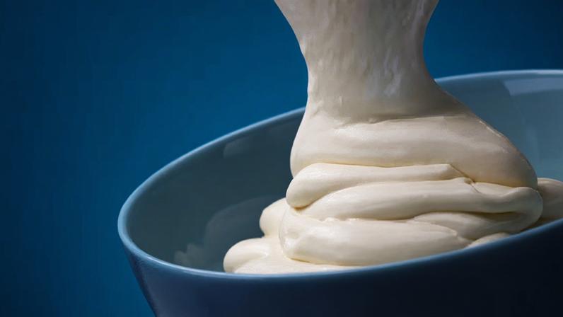 Iogurte grego é ingrediente principal de uma sobremesa que viralizou no Brasil, apelidada de 'cheesecake japonês'