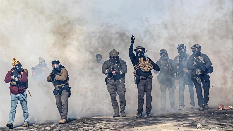 Agentes federais durante protesto em Minneapolis, em 24 de janeiro de 2026. Foto: Kerem Yucel/AFP