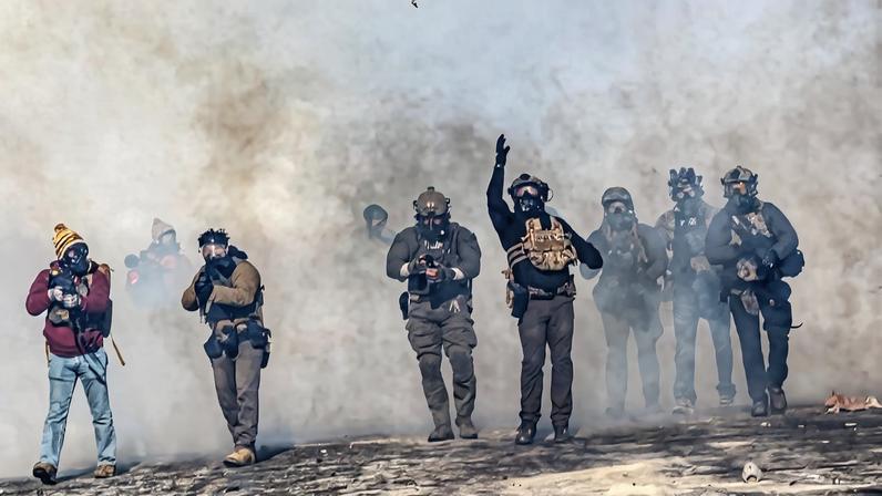 Agentes federais durante protesto em Minneapolis, em 24 de janeiro de 2026. Foto: Kerem Yucel/AFP