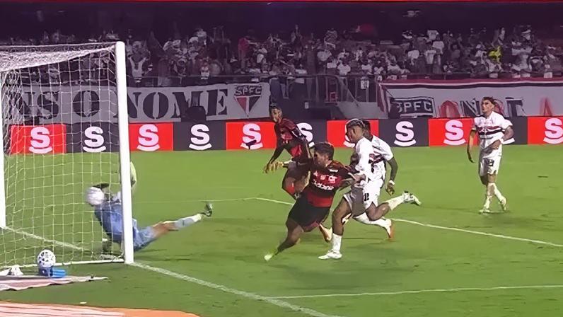 Arrascaeta rebate analista de arbitragem após lance polêmico em SP x Flamengo