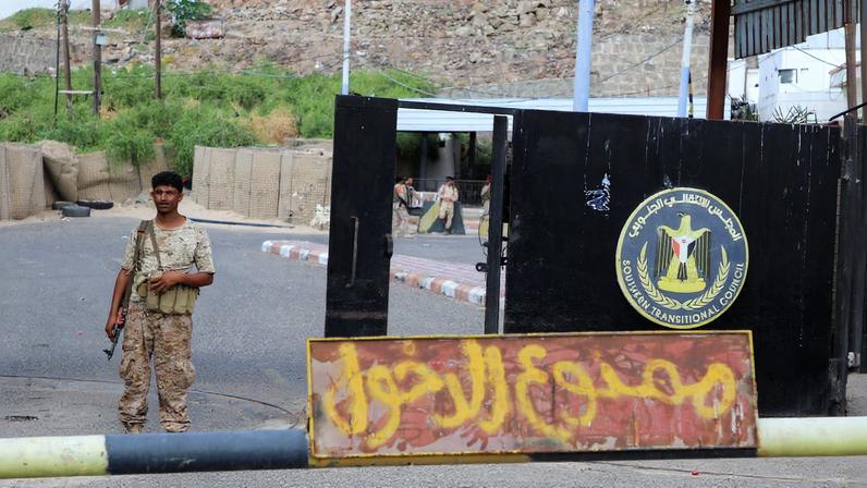 Soldier stands guard outside the headquarters of the Southern Transitional Council in Aden