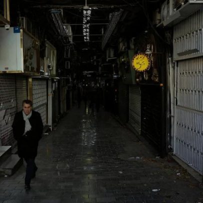 Comerciantes iranianos, frustrados com perdas econômicas, atacam clérigos