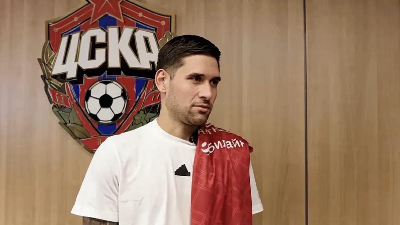 Rodrigo Villagra na sua chegada ao CSKA Moscou (Foto: Divulgação/CSKA Moscow)