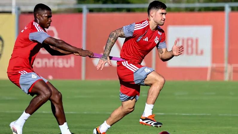 O zagueiro Torres e o volante Villagra estreiam no clássico como titulares (Foto: Ricardo Duarte/SC Internacional)