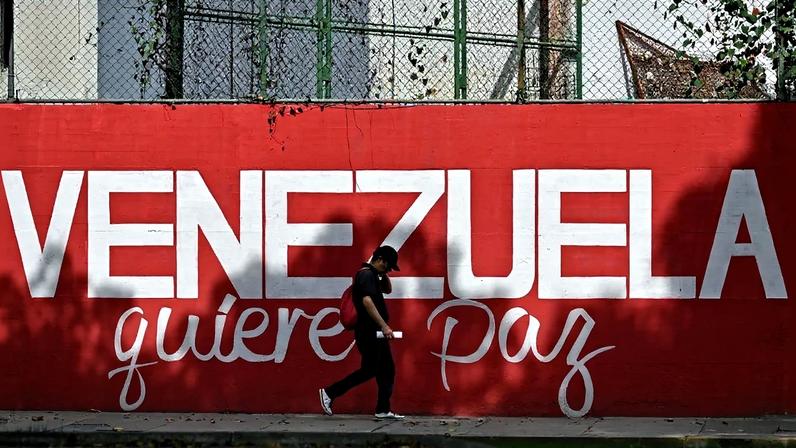 'A Venezuela quer paz', diz mensagem em muro em Caracas, em 7 de janeiro de 2026. Foto: Juan Barreto/AFP
