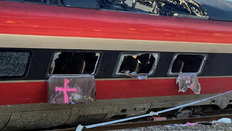 Una cruz pintada en una de las ventanas del tren Iryo siniestrado en Adamuz (Córdoba).