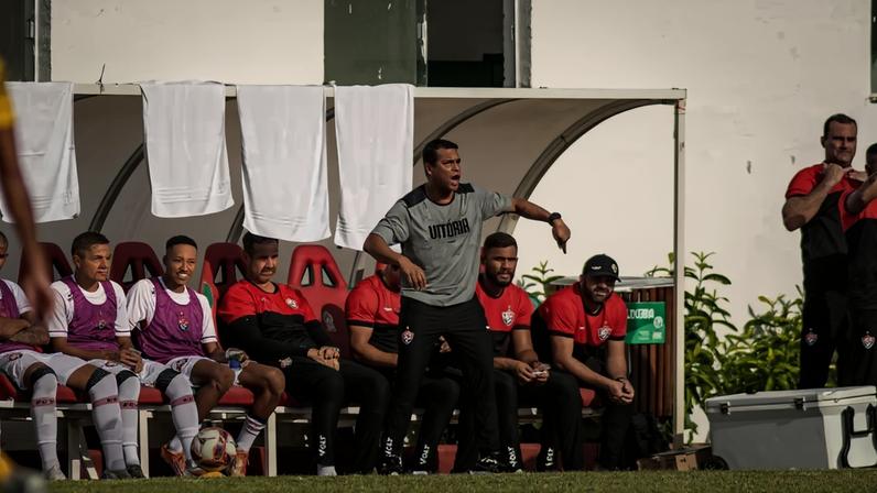 Rodrigo Chagas comanda o Vitória contra o Porto (Foto: Victor Ferreira / EC Vitória)