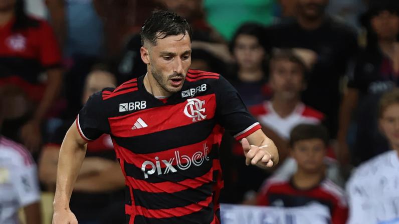 Víña será novidade em amistoso do Flamengo (Foto: Marcelo Cortes/CRF)