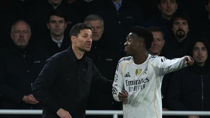 Vini Jr conversa com Xabi Alonso durante jogo entre Liverpool e Real Madrid, pela Champions League (Foto: Paul Ellis/AFP)