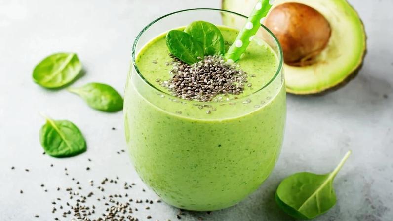 Vitamina de abacate com espinafre e chia (Imagem: Katarzyna Hurova | Shutterstock)