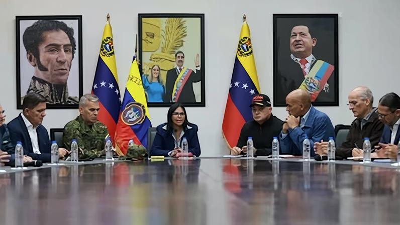 La vicepresidenta ejecutiva de Venezuela, Delcy Rodríguez, en una reunión con su gabinete