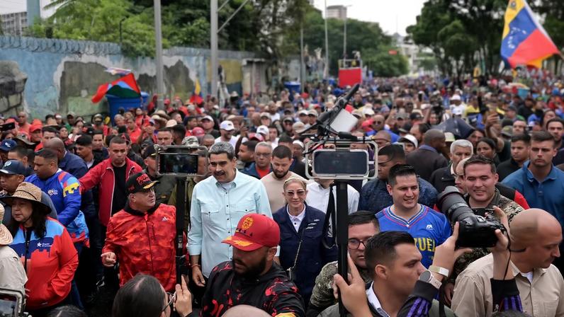 Maduro sai, mas permanece incerta a liderança da Venezuela