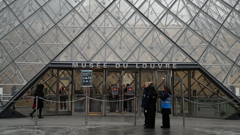 Abertura do Louvre adiada enquanto funcionários decidem retomar greve