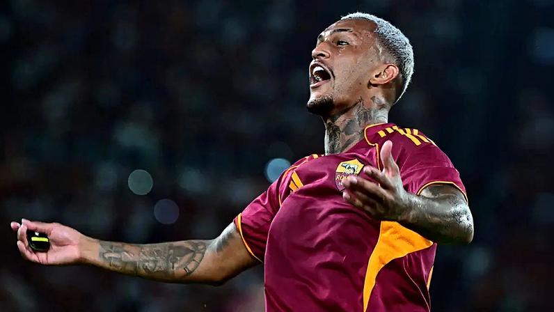 Wesley, ex-Flamengo, comemora gol marcado pela Roma contra o Bologna, pelo Campeonato Italiano (Foto: Tiziana Fabi/AFP)