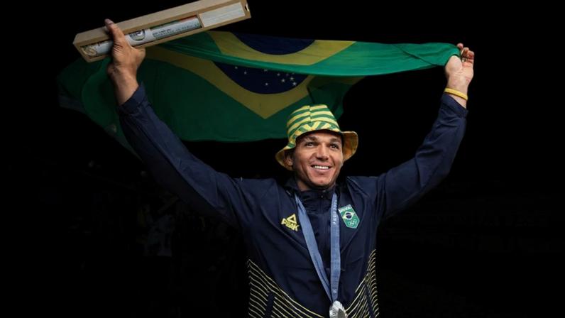 Isaquias Queiroz com a prata nos Jogos Olímpicos de Paris (Foto: Alexandre Loureiro/COB)