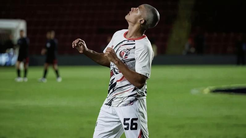 Nícolas foi promovido ao profissional (Foto: Divulgação/ Instagram)